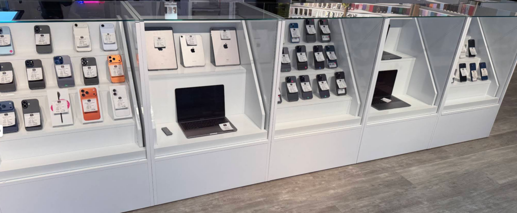 Schaufenster von SCHATZKAMMER in Passau mit Werbung für Handy Ankauf und Top-Deals